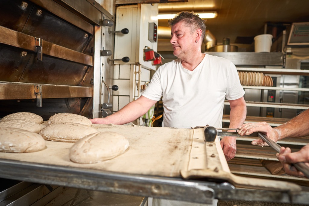 Stormheads Businessfotografie Reportagefotografie Handwerker Brot in den Ofen