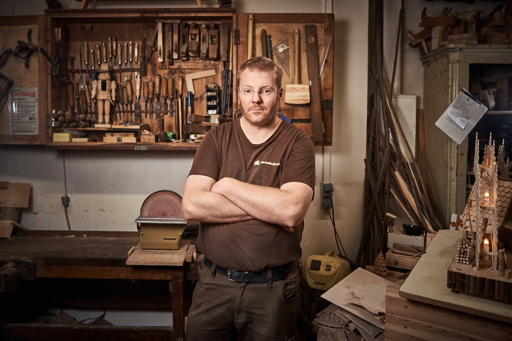 Stormheads Businessfotografie Reportagefotografie Handwerker Holzhandwerk Schwibo