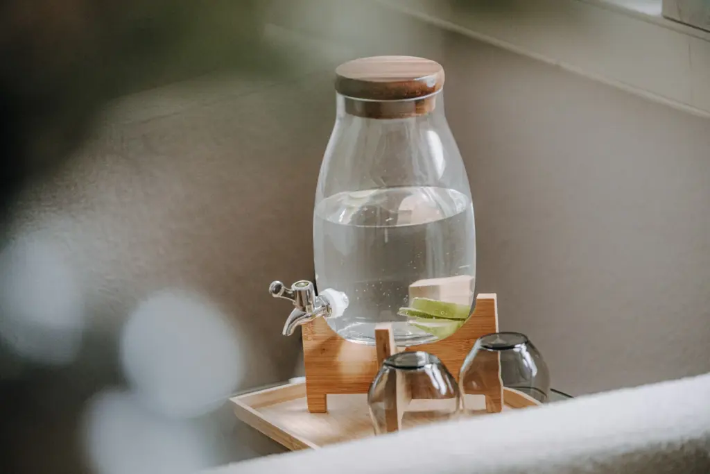 Wasserspender und Gläser im Behandlungsraum des Skincare Studios Alexandra Linsner