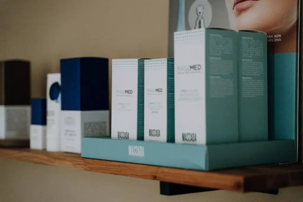 Produktregal mit Hautpflegeprodukten im Skincare Studio Alexandra Linsner in Chemnitz