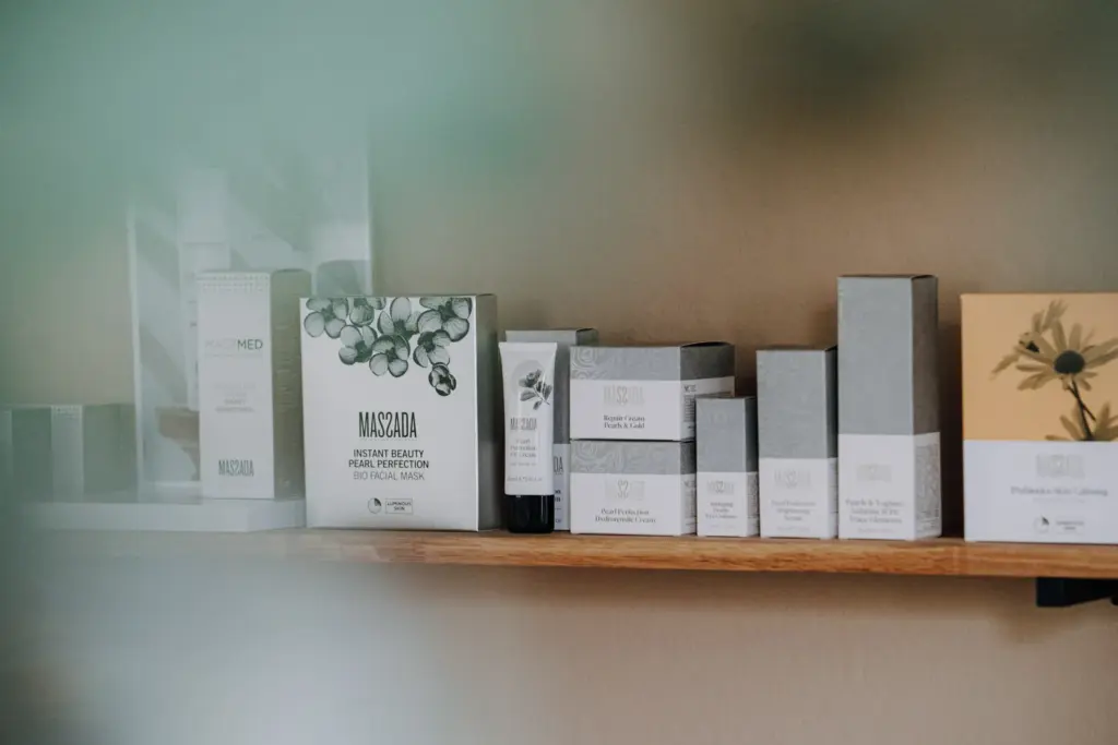 Hautpflegeprodukte im Regal des Skincare Studios Alexandra Linsner in Chemnitz