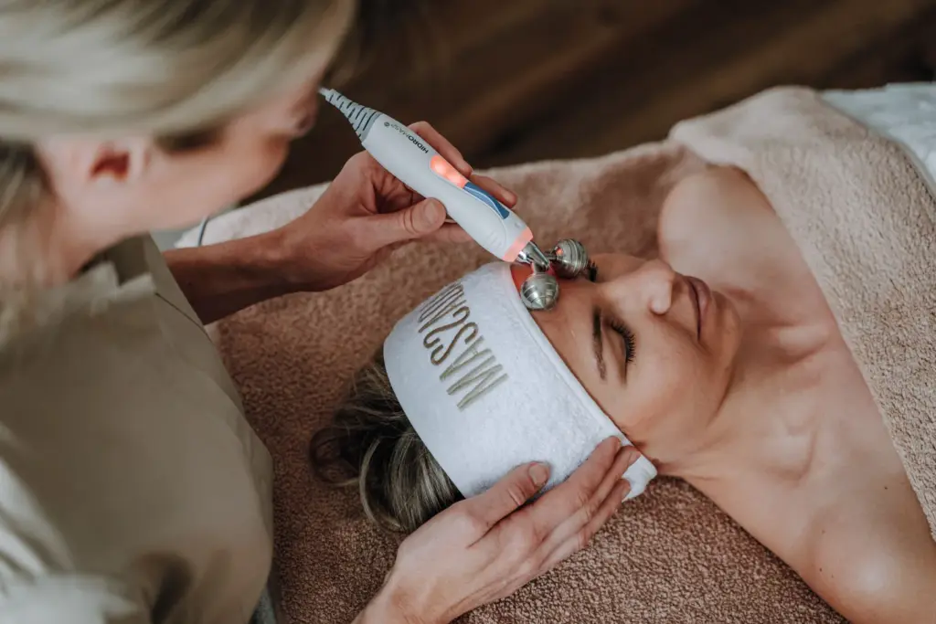 Detailaufnahme einer Gesichtsbehandlung mit Behandlungstechnik im Skincare Studio Alexandra Linsner