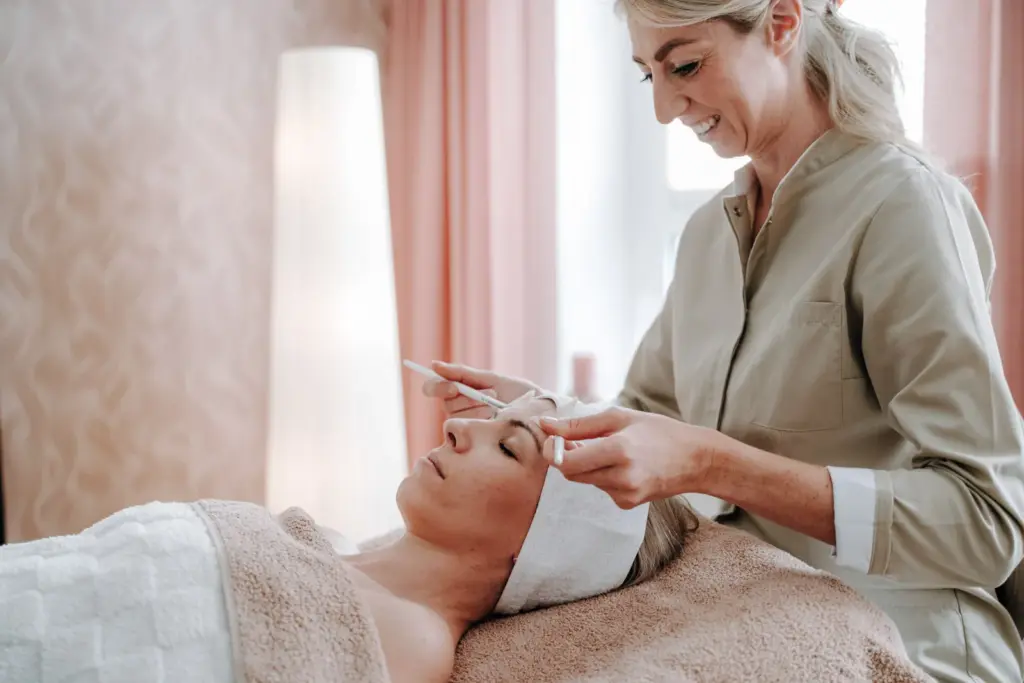 Alexandra Linsner während einer Hautbehandlung im Skincare Studio in Chemnitz