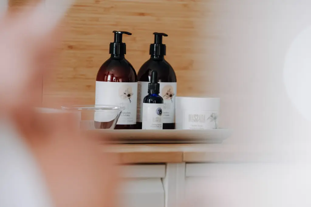 Pflegeprodukte auf einem Tablett im Behandlungsraum des Skincare Studios Alexandra Linsner