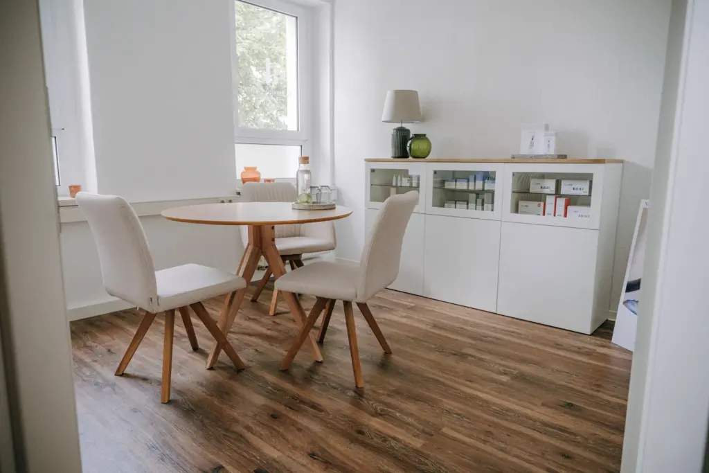Beratungsbereich mit Tisch, Stühlen und Produktregal im Skincare Studio Alexandra Linsner