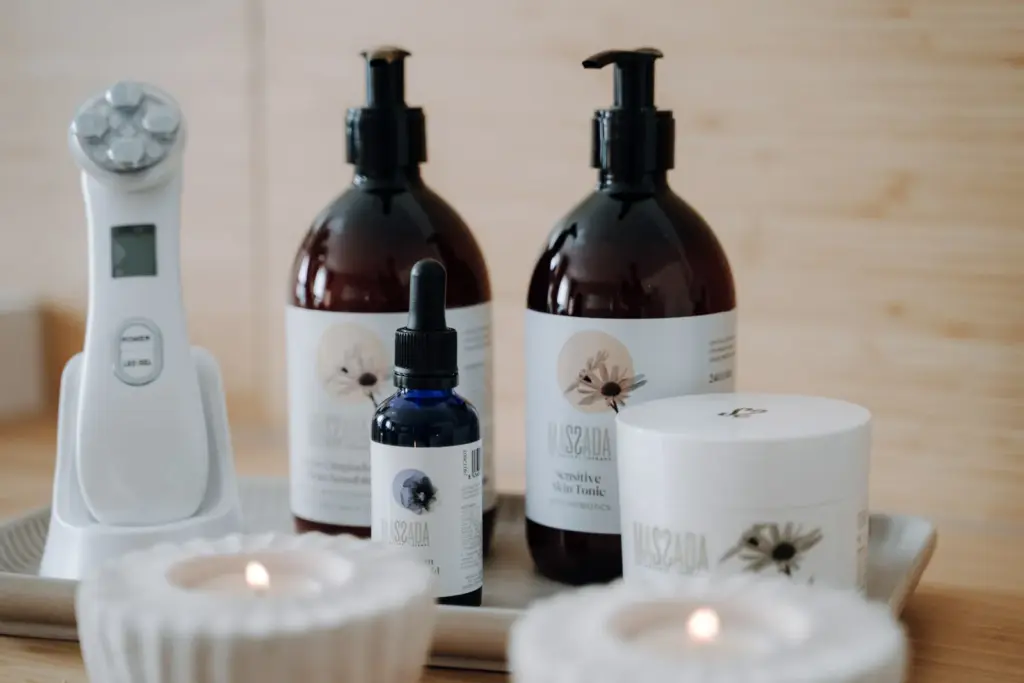Heller Behandlungsraum mit Behandlungsliege im Skincare Studio Alexandra Linsner in Chemnitz