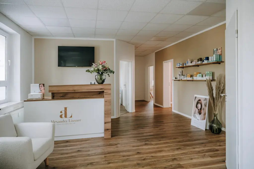 Blumenstrauß auf dem Empfangstresen mit Produktregalen im Skincare Studio Alexandra Linsner