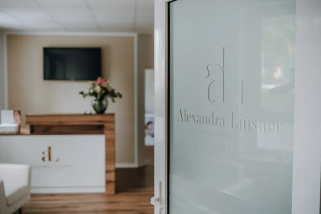 Eingang mit Logo und Blick in das Studio von Alexandra Linsner Skincare in Chemnitz