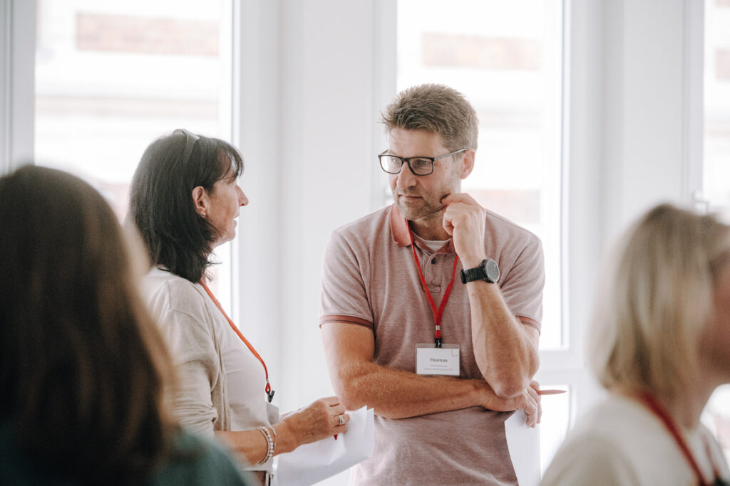 Teilnehmer im fachlichen Austausch beim Bundesnetzwerktreffen der Stiftung Ein Quadratkilometer Bildung