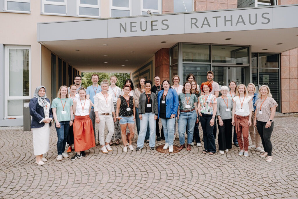 Gruppenfoto der Teilnehmenden beim Bundesnetzwerktreffen von Ein Quadratkilometer Bildung vor dem Neuen Rathaus Meerane