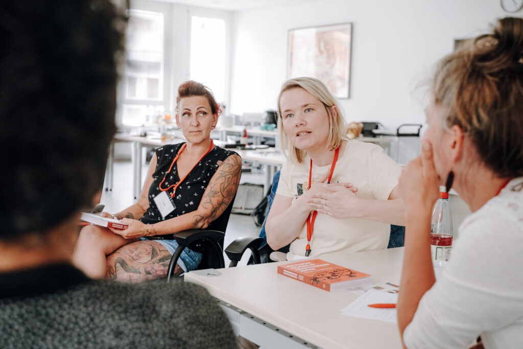 Teilnehmerinnen im Gespräch in einer Workshop-Runde beim Netzwerktreffen im Neuen Rathaus Meerane