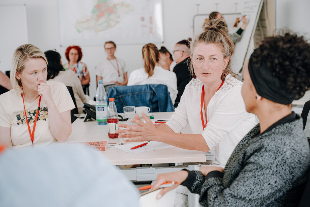 Teilnehmerinnen diskutieren in einer Arbeitsgruppe beim Bundesnetzwerktreffen von Ein Quadratkilometer Bildung