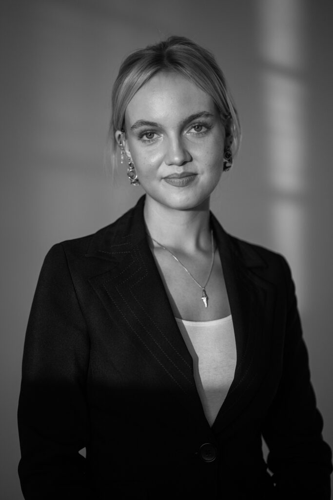 Portraitfotografie für Job-Machine im Tageslichtstudio schwarz weiß